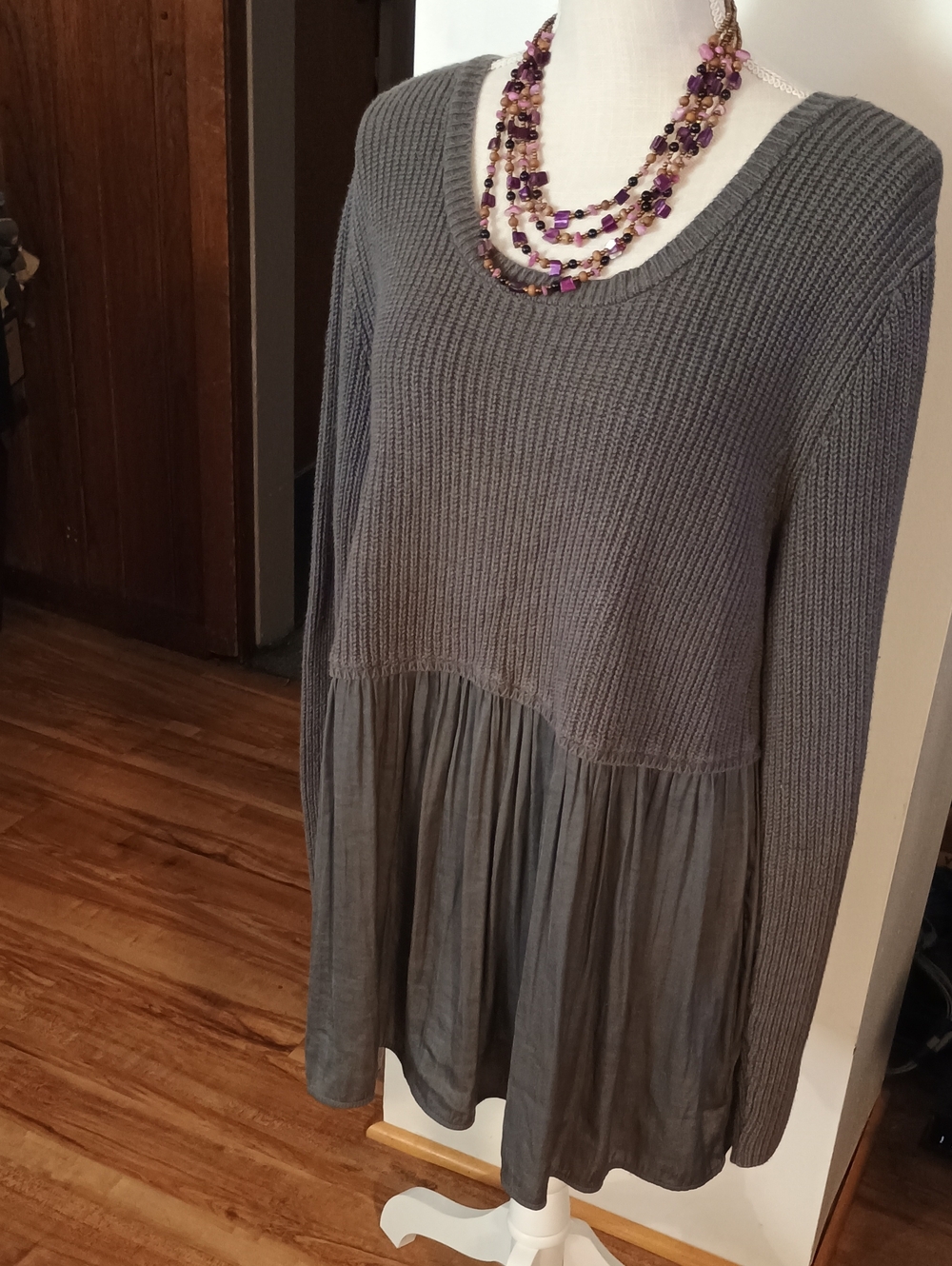 LADIES SZ XL GRAY LONG FLOWY KNIT SWEATER W/SILKY BOTTOM